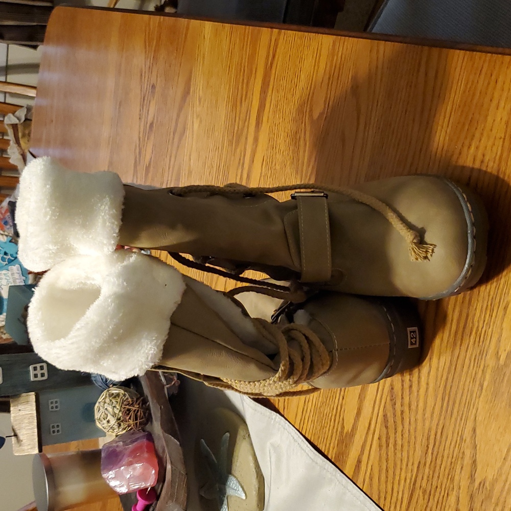 #SHOE16 NWOT Cozy Tan Winter Boots